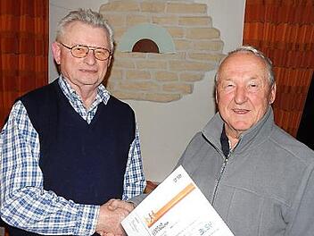 Der 82-jährige Konrad Seehuber (rechts) ist seit 40 Jahren Prüfer und hat selbst zum 60. Mal das goldene Sportabzeichen abgelegt. BLSV-Kreisreferent Peter Schwitz gratulierte herzlich. Foto: Horst Wunner