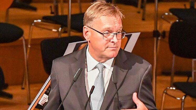 Andreas Starke ist seit 2006 der Oberbürgermeister von Bamberg. Der Stadt Bamberg werden nun schwere Vorwürfwe gemacht: Einzelne Mitarbeiter der Stadt wurden mit pauschalen Gehaltszuschlägen von bis 1400 Euro pro Monat belohnt.  Foto: Ronald Rinklef