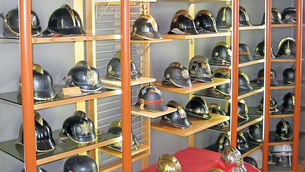 Zahlreiche Helme sind im Feuerwehrmuseum zu sehen.  Foto: Archiv