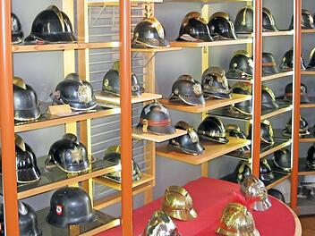 Zahlreiche Helme sind im Feuerwehrmuseum zu sehen.  Foto: Archiv