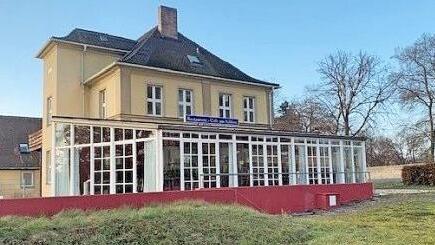 Blick auf die Ostansicht des Hotel-Restaurant-Cafés "Am Schloss" in Pommersfelden, das neue Pächter bekommen hat. Foto: privat