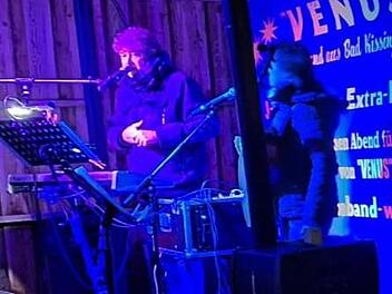 Jürgen Ballner und Christiane Hartmann von der Band „Venus“ bei ihrem Hofkonzert.