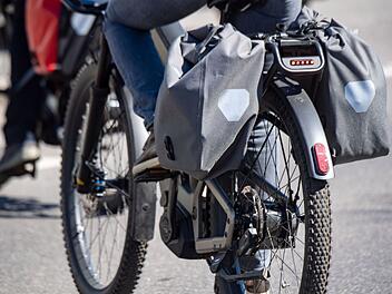 Heftiger Radunfall im Kreis Ansbach: Frau (57) bricht sich den Arm und erleidet Sch&auml;delhirntrauma