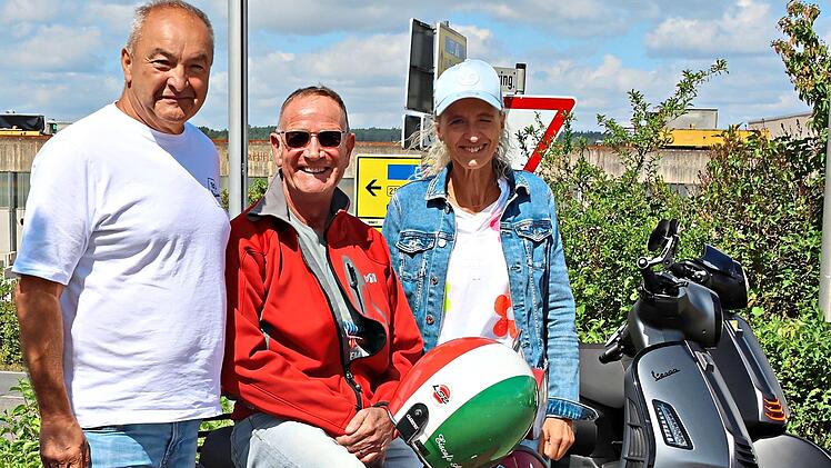 Vespa-Fans Svend Richter mit Reinhold und Svenja Dippold, den Gastgebern des Vespa-Treffens. Wolfgang Desombre