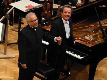 Profis müssen immer lächeln können: Lawrence Foster (links) und Rudolf Buchbinder.Foto: Thomas Ahnert