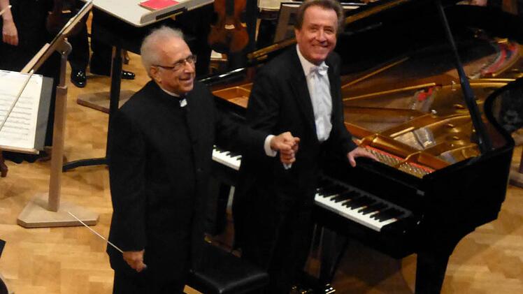 Profis müssen immer lächeln können: Lawrence Foster (links) und Rudolf Buchbinder.Foto: Thomas Ahnert