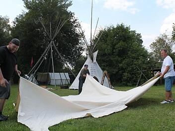 Bei den Indianern war der Aufbau der Zelte - Tipi genannt - noch Frauenarbeit. Bei den Mountain Lions machen es die Männer.  Fotos: Thomas Heuchling