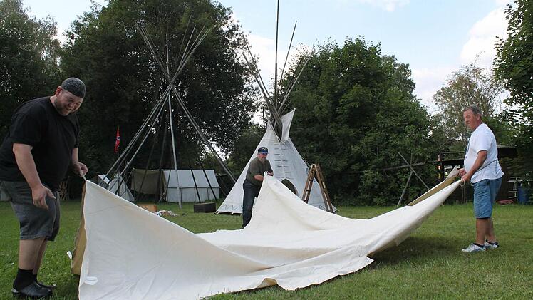 Bei den Indianern war der Aufbau der Zelte - Tipi genannt - noch Frauenarbeit. Bei den Mountain Lions machen es die Männer.  Fotos: Thomas Heuchling