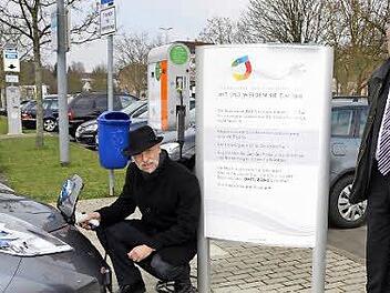 Bad Kissingens erstes reines Stromauto ging gestern ans Netz. Gefahren wird der Nissan Leaf zero Emission in Zukunft von Mitarbeitern der städtischen Bauverwaltung. Die erste "Tankfüllung" erledigte OB Kay Blankenburg unter den kritischen Blicken von Stadtwerkedirektor Manfred Zimmer.  Foto: Peter Rauch