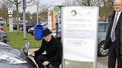 Bad Kissingens erstes reines Stromauto ging gestern ans Netz. Gefahren wird der Nissan Leaf zero Emission in Zukunft von Mitarbeitern der städtischen Bauverwaltung. Die erste "Tankfüllung" erledigte OB Kay Blankenburg unter den kritischen Blicken von Stadtwerkedirektor Manfred Zimmer.  Foto: Peter Rauch