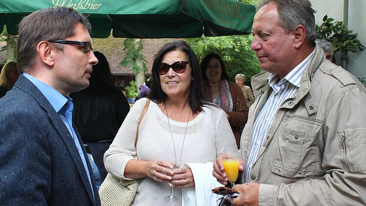 Redaktionsleiter Alexander Müller mit dem Untersteinacher Bürgermeister Volker Schmiechen mit Gattin.  Foto: Jürgen Gärtner