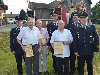 Ehrungen bei der Feuerwehr Brauersdorf (von links): Kreisbrandmeister und Erster Kommandant Klaus Dressel, Hans Scherbel, Gottfried Kestel, Kreisbrandinspektor Harald Schnappauf, Georg Kestel, Dritter Bürgermeister und Erster Vorsitzender Wolfgang Förtsch, Kreisbrandrat Joachim Ranzenberger.  Foto: Karl-Heinz Hofmann