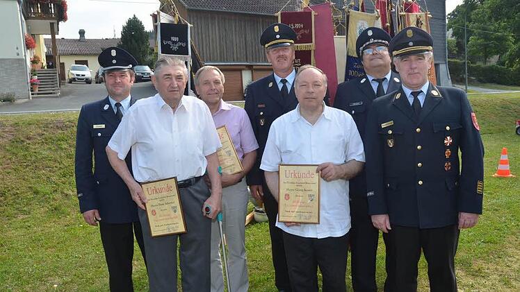 Ehrungen bei der Feuerwehr Brauersdorf (von links): Kreisbrandmeister und Erster Kommandant Klaus Dressel, Hans Scherbel, Gottfried Kestel, Kreisbrandinspektor Harald Schnappauf, Georg Kestel, Dritter Bürgermeister und Erster Vorsitzender Wolfgang Förtsch, Kreisbrandrat Joachim Ranzenberger.  Foto: Karl-Heinz Hofmann