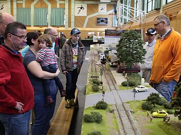 Die Freunde der bekannten Spur I zeigen den Besuchern auch ihre Nebenbahn, wo auch der Wallenfelser Bahnhof integriert wurde.  Fotos: M. Wunder