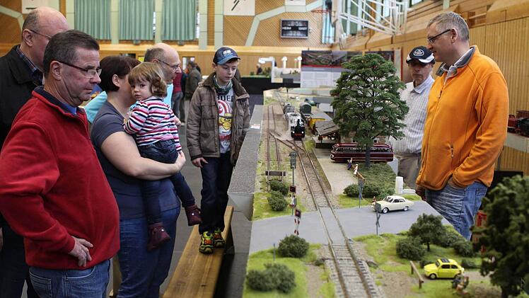 Die Freunde der bekannten Spur I zeigen den Besuchern auch ihre Nebenbahn, wo auch der Wallenfelser Bahnhof integriert wurde.  Fotos: M. Wunder