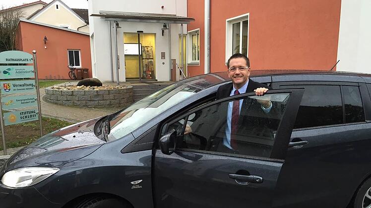 Adelsdorfs Bürgermeister Karsten Fischkal, hier mit dem Dienstauto, will in Zukunft seinen Privat-Pkw nutzen.  Foto: privat