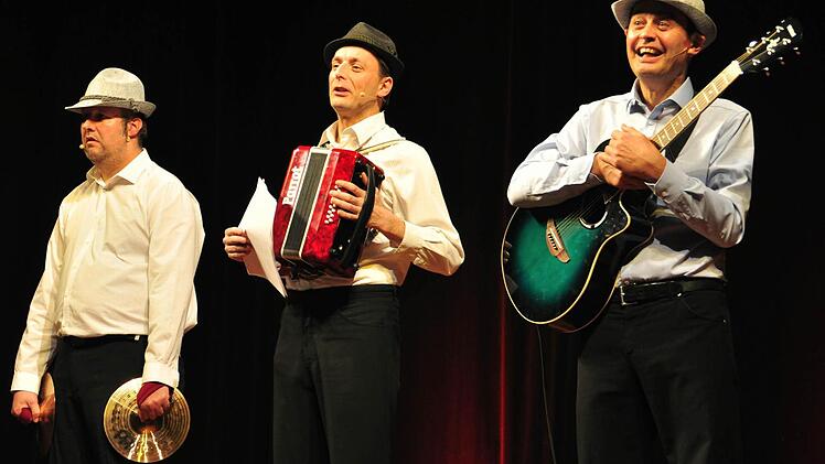 Satire vom Feinsten präsentierten Michael A. Tomis, Florian Hoffmann und Georg Koeniger (von links) vom Totalen Bamberger Cabaret als singendes Begrüßungskomitee der CSU für Flüchtlinge.