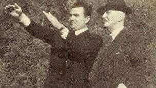 Der Initiator der Sportstätte (links) erklärt Herzog Adolf Friedrich zu Mecklenburg, Präsident des Nationalen Olympischen Komitees, das Projekt. Das Foto stammt aus einer Broschüre über die geplante Sportstätte im Schondratal. Quelle: Stadtarchiv Bad Brückenau