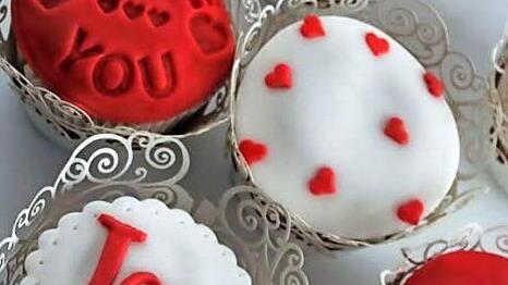 Der Klassiker, Rosen zu Valentinstag. Doch auch liebevoll gestaltete Cupcakes extra f&uuml;r diesen Tag sind beliebt. Fotos: Lisa Kieslinger