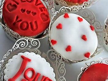 Der Klassiker, Rosen zu Valentinstag. Doch auch liebevoll gestaltete Cupcakes extra für diesen Tag sind beliebt. Fotos: Lisa Kieslinger