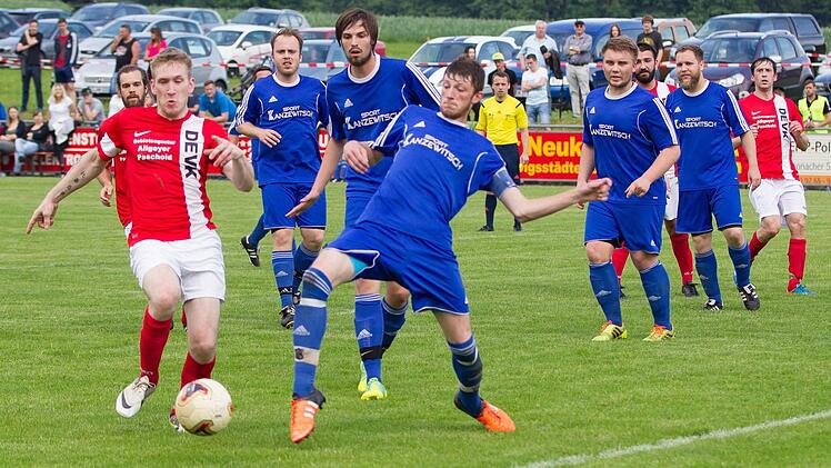 Einen Buchbacher Eckball auf Tobias Fischer (rot) kann Dominik Schirmer mit der Fu&szlig;spitze abwehren.  Foto: Wei&szlig;
