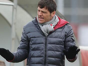 Im Sommer stieg Michael Hutzler mit Jahn Forchheim in die Landesliga ab. Egal wer den Karren in den Dreck gefahren hat, der 47-jährige Trainer will ihn da wieder rausholen und möglichst schon 2017 in die Bayernliga zurückkehren.  Foto: René Ruprecht