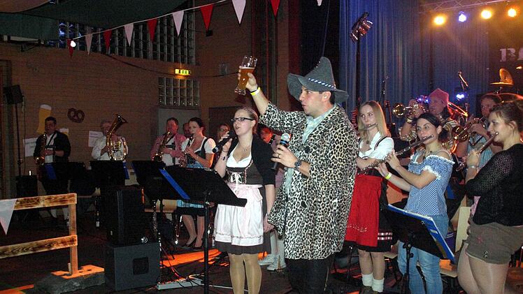 Ein Prosit der Gemütlichkeit im "Indoor-Biergarten" beim Fasching in Steinwiesen Foto: Susanne Deuerling