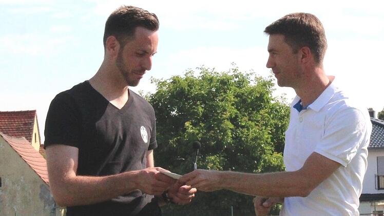 Schirmherr Stefan Müller (r.) überreicht Marco Wirth von "Eintracht Klappstuhl" ein Geschenkkuvert.  Foto: Johanna Blum