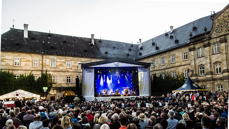 Wie Hans-Jürgen Buchner und seine Band Haindling ihr Konzert beim Tambacher Sommer zum ebenso gelungenen wie nachdenklich stimmenden Abend werden lassen.