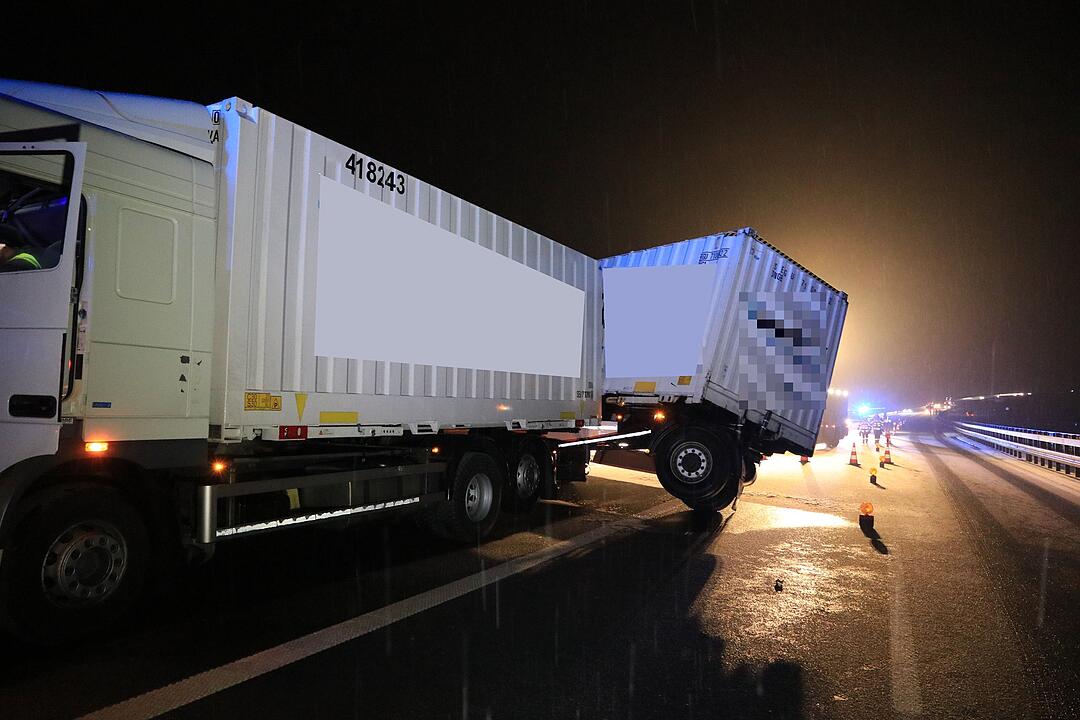 Lkw kommt auf A73 ins Schleudern - Anhänger stellt sich quer