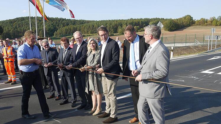 Zugreifen, bitte: Projektleiter Harald Schnappauf übernahm bei der Verkehrsfreigabe sogar die Verteilung der Scheren an Uwe Zeuschel, Friedrich Herdan, Hans Michelbach, Melanie Huml, Andreas Scheuer, Martin Mittag und Michael Busch  (von links) höchstpersönlich.Foto: Berthold Köhler