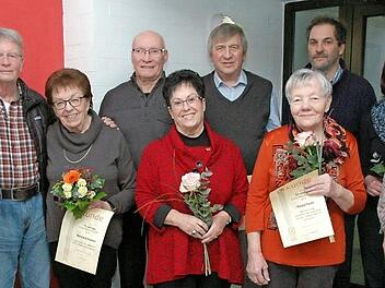 Etliche Sportlerinnen und Sportler wurden für ihre unverbrüchliche Treue zum TV-Neuses ausgezeichnet.  Foto: Edwin Meißinger