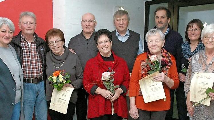Etliche Sportlerinnen und Sportler wurden für ihre unverbrüchliche Treue zum TV-Neuses ausgezeichnet.  Foto: Edwin Meißinger