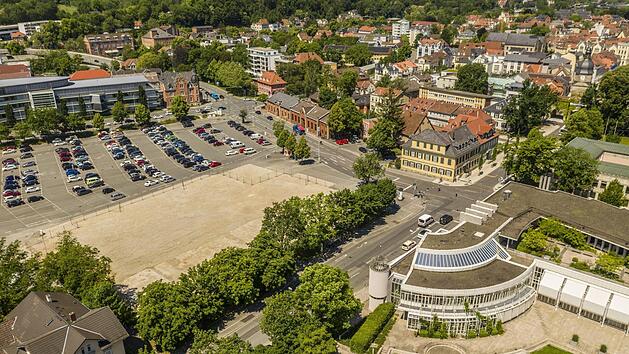 Wo k&ouml;nnte ein neues Hotel entstehen? Auf diesem Bild sehr gut zu sehen sind links der Anger-Parkplatz mit der freien Fl&auml;che der ehemaligen Dreifachturnhalle sowie rechts das Kongresshaus mit dem angrenzenden Rosengarten. Foto: Brabec/contactdesign