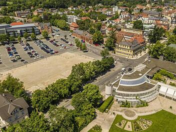 Wo k&ouml;nnte ein neues Hotel entstehen? Auf diesem Bild sehr gut zu sehen sind links der Anger-Parkplatz mit der freien Fl&auml;che der ehemaligen Dreifachturnhalle sowie rechts das Kongresshaus mit dem angrenzenden Rosengarten. Foto: Brabec/contactdesign