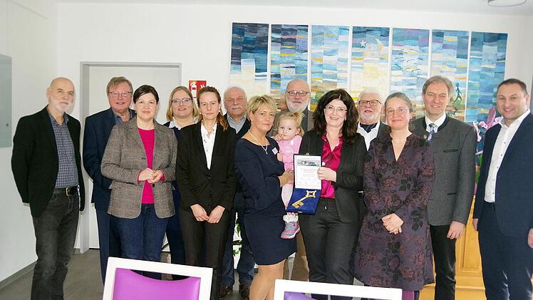 Verantwortliche und Ehrengäste bei der offiziellen Schlüsselübergabe an Karin Pfadenhauer (Fünfte von rechts). Heike Schülein