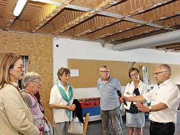 Bürgermeister Helmut Lottes führte beim Tag der offenen Tür Besuchergruppen durch das künftige "Haus der Begegnung".
