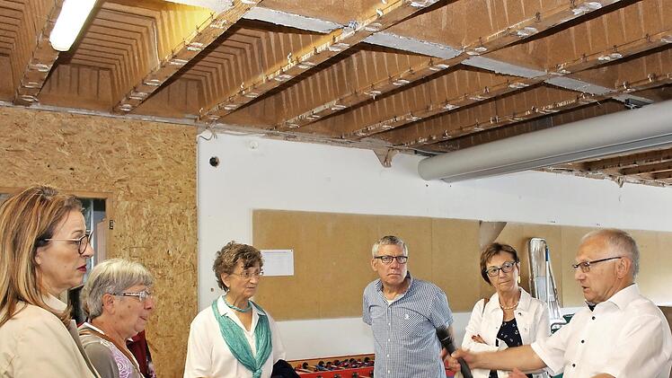 Bürgermeister Helmut Lottes führte beim Tag der offenen Tür Besuchergruppen durch das künftige "Haus der Begegnung".