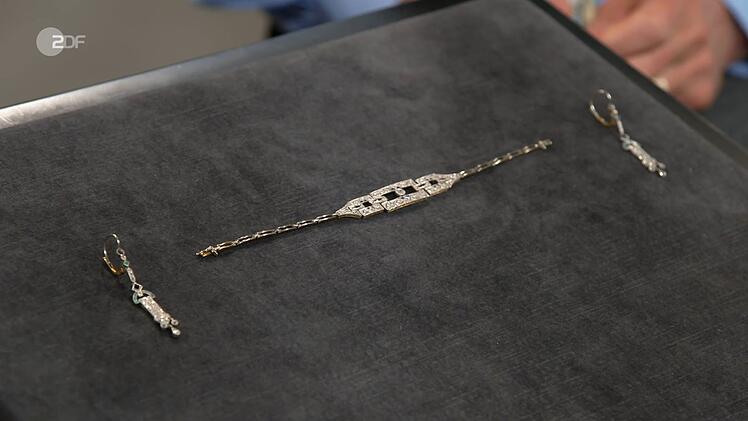 Ein Armband und die dazugeh&ouml;rigen Ohrh&auml;nger aus Gold, Platin und Diamanten sollte Tanja und Christiane 1.300 Euro einbringen, fanden die Freundinnen. Expertin Rezepa-Zabel erh&ouml;hte auf bis zu 2.400. Daniel Meyer bezahlte sogar 2.600 Euro.