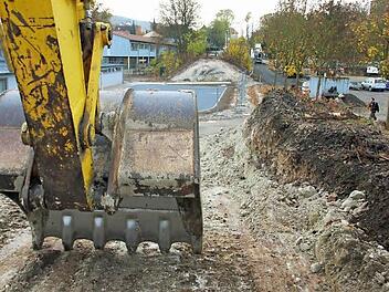 Der helle Boden auf der Dammoberfläche stellt bestes Einbaumaterial dar, nicht so das Schottergemisch an den Flanken, teilten Bürgermeister Robert Herrmann und Bauamtsleiter Martin Lang im Stadtrat mit. Die Entsorgung führt zu rund 45 000 Euro Mehrkosten. Foto: Ralf Kestel