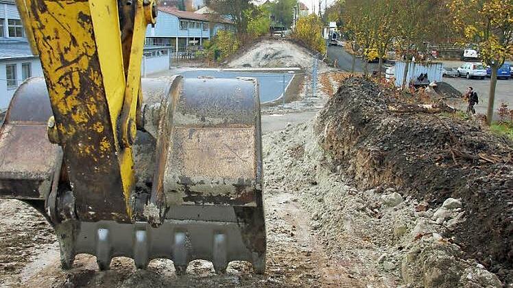 Der helle Boden auf der Dammoberfläche stellt bestes Einbaumaterial dar, nicht so das Schottergemisch an den Flanken, teilten Bürgermeister Robert Herrmann und Bauamtsleiter Martin Lang im Stadtrat mit. Die Entsorgung führt zu rund 45 000 Euro Mehrkosten. Foto: Ralf Kestel