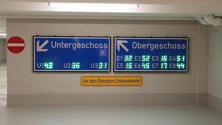 Wo ist was frei? Darüber informieren Anzeigen an der Einfahrt.