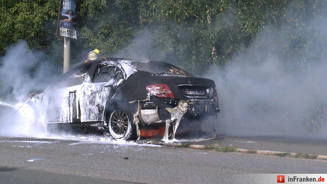 Fahrer entkommt aus brennendem Auto bei Hof