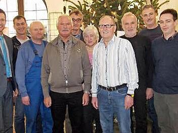 Erster Bürgermeister Andreas Hügerich bedankte sich bei Silvia Geiger (Mitte), Robert Honbaum (4. v. l.) sowie Günter Treubel (4. v. r) für deren Wirken bei der Stadt Lichtenfels und ehrte Christian Lotz (3. v. l.) für sein 25-jähriges Arbeitsjubiläum. Georg Deuerling (2. v. l.) Manfred Diller (Mitte), Günther Lorenz (3. v. r.), Dietmar Weiß (2. v. r.) und Peter Zillig (rechts) beteiligten sich an den Glückwünschen. Foto: Stadt Lichtenfels