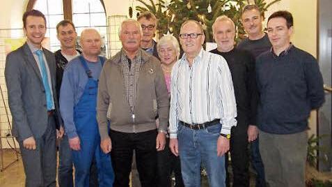 Erster Bürgermeister Andreas Hügerich bedankte sich bei Silvia Geiger (Mitte), Robert Honbaum (4. v. l.) sowie Günter Treubel (4. v. r) für deren Wirken bei der Stadt Lichtenfels und ehrte Christian Lotz (3. v. l.) für sein 25-jähriges Arbeitsjubiläum. Georg Deuerling (2. v. l.) Manfred Diller (Mitte), Günther Lorenz (3. v. r.), Dietmar Weiß (2. v. r.) und Peter Zillig (rechts) beteiligten sich an den Glückwünschen. Foto: Stadt Lichtenfels