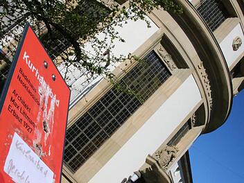 Seit die Holzbadewanne vor dem Eingang abmontiert wurde, weist nur noch dieses kleine und reichlich verschmutzte Schild mit einem handgeschriebenen Aufkleber auf das Kurhausbad hin.  Fotos: Ralf Ruppert