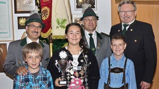 Große Freude herrscht über die Jugendregentschaft v. l. vorn, Kevin Stadelmann (2. Ritter), Jungschützenkönigin Laura Beez (auch Jugendpokalgewinnerin), Dario Beetz (1. Ritter), hinten v. l. Edi Iuliano (Jugendleiter), Schützenmeister Michael Reuth, Bürgermeister Hans Pietz (Stifter des Jugendpokals) Fotos: K.-H. Hofmann