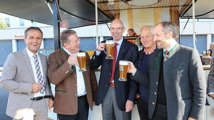 Ein Prosit auf die gelungene Umbaumaßnahme: (von links) Chefredakteur Frank Förtsch, OB Henry Schramm, der Geschäftsführer der Mediengruppe, Walter Schweinsberg, Kreis- und Stadtrat Michael Pfitzner und stellvertretender Landrat Jörg Kunstmann.
