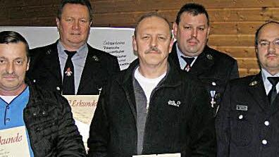 Die für 40 Jahre von der Weilersbacher Feuerwehr Geehrten sind v. l. Erwin Drummer, Helmut Stein, Robert Greller, stellvertretender Vorsitzender Josef Gath und Vorsitzender Michael Wölker. Fotos: Heidi Amon