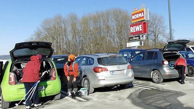 Die Langl&auml;ufer nutzen gerne den Rewe-Parkplatz - zum Leidwesen der Kunden. Foto: Petra Malbrich